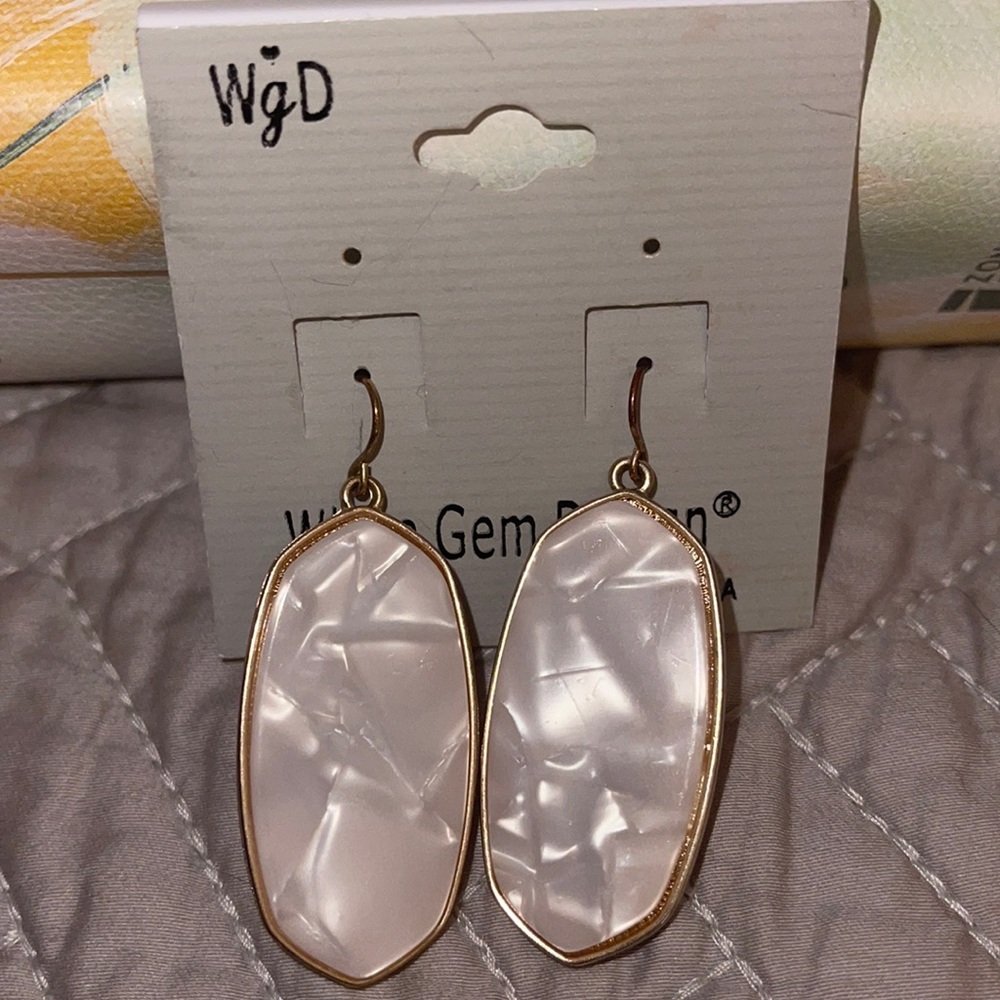 Kendra Scott inspired white and gold earrings.